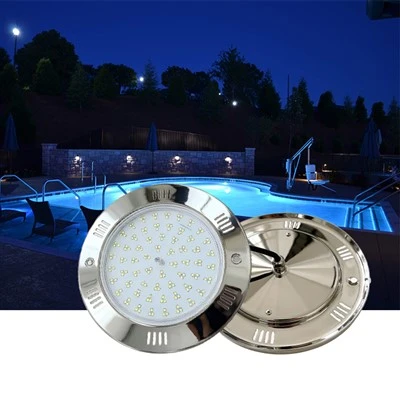 ¿Cuál es el patrón de distribución de la luz de las luces de pared de las piscinas?